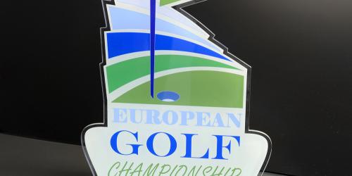 Impressão UV em um troféu de acrílico para exibição em campeonatos de golfe