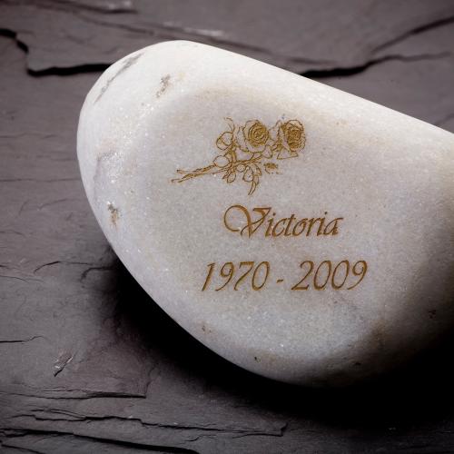 Pedra funeral gravada