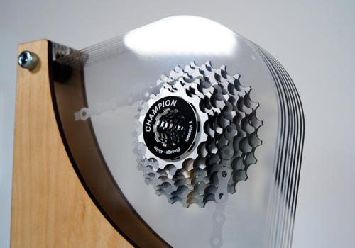 Troféu de acrílico com equipamento de ciclismo, feito com gravador a laser de CO2