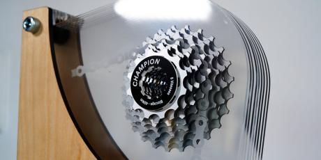 Troféu de acrílico com equipamento de ciclismo, feito com gravador a laser de CO2